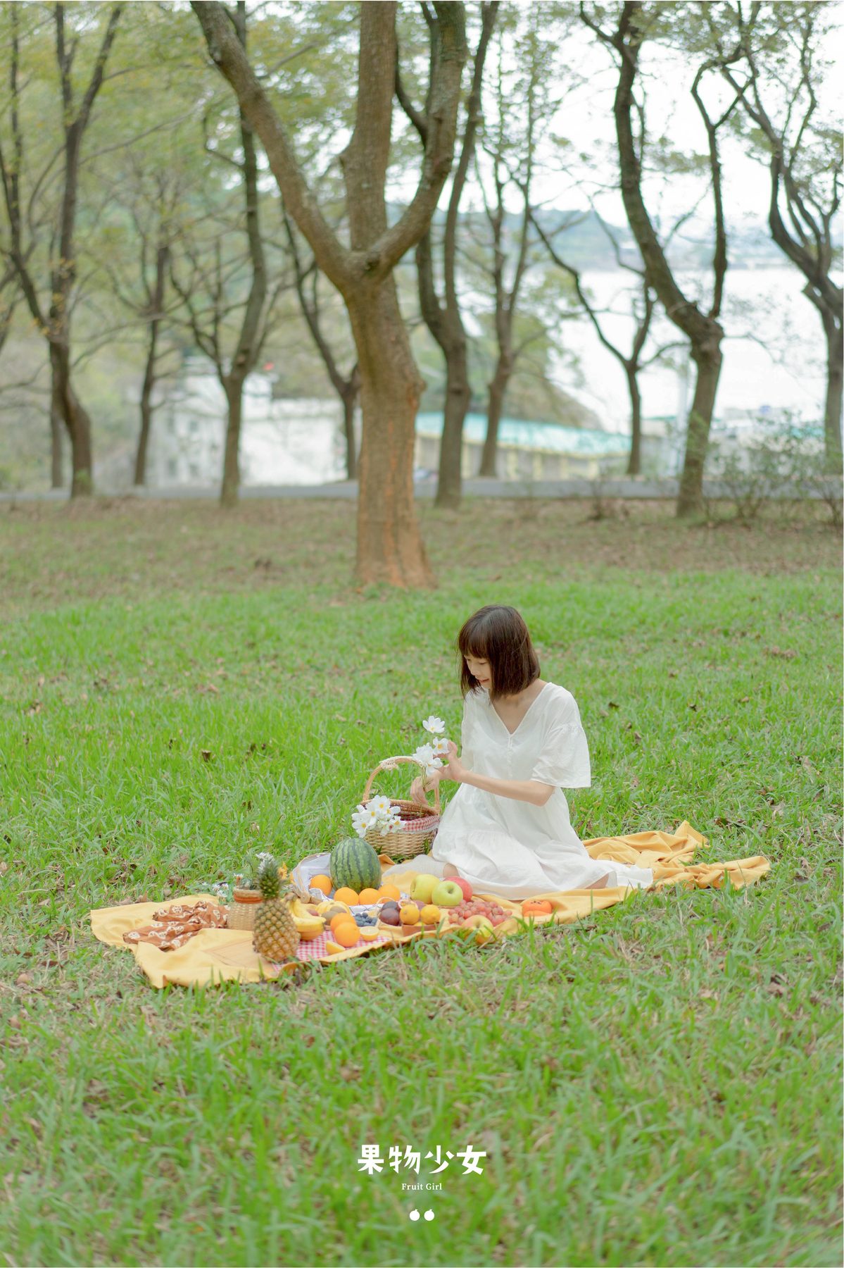 女孩在草地上享受野餐水果